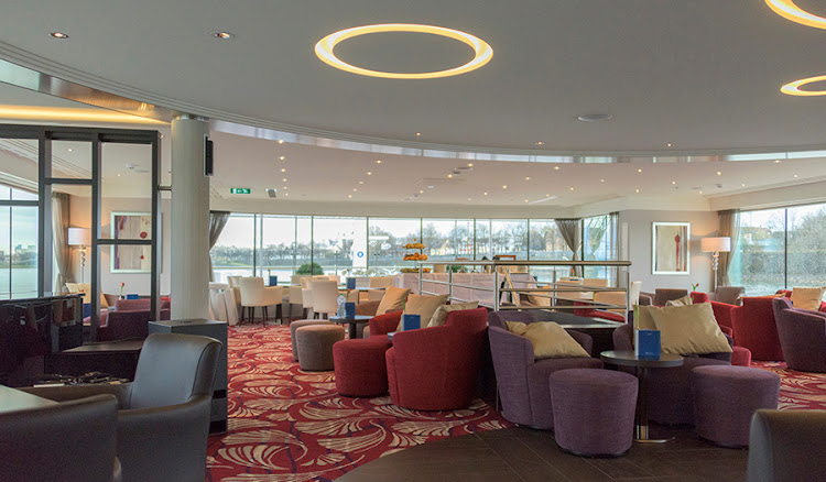 Meet friends for a drink in Avalon Tranquility II's Panorama Lounge.