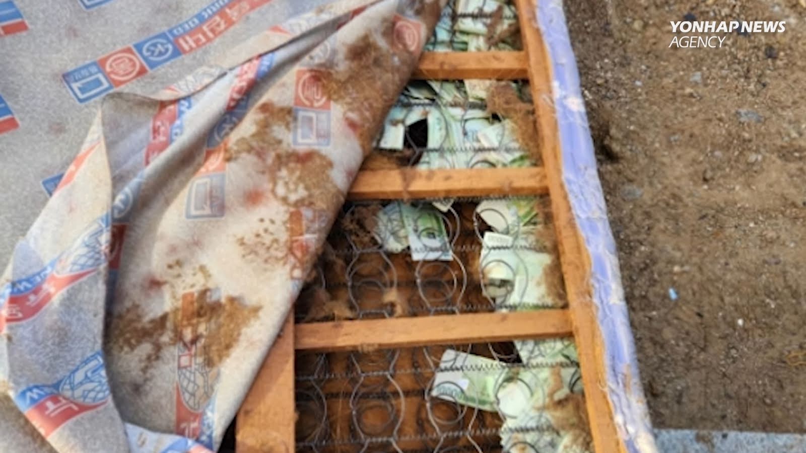 Mattress stuffed with 18 mln won in cash discovered at waste collection site 0-18 screenshot