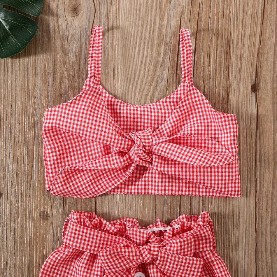 Ensemble jupe courte et bretelles à carreaux avec nœud pour bébé et tout-petit. Idéal pour les promenades et les séances photo, look charmant.