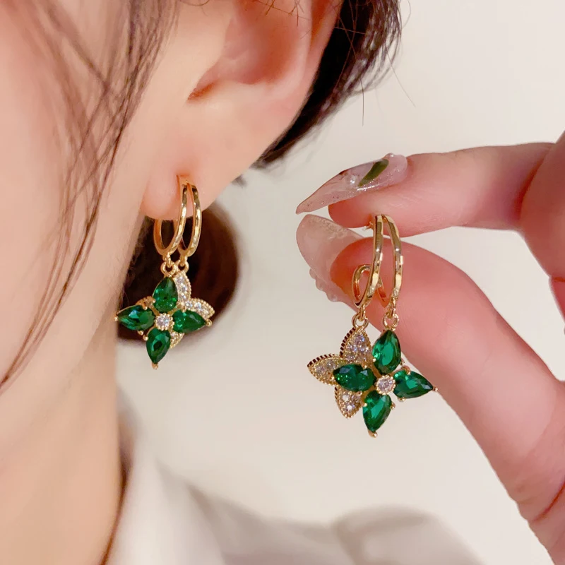 Boucles d'oreilles étoile en argent sterling, zircons micro-sertis, gracieuses et à la mode, pour un style exquis et personnalisé.