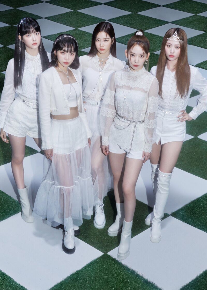 LE-SSERAFIM-1st-Japan-Debut-FEARLESS-Concept-Photo-documents-1(2)