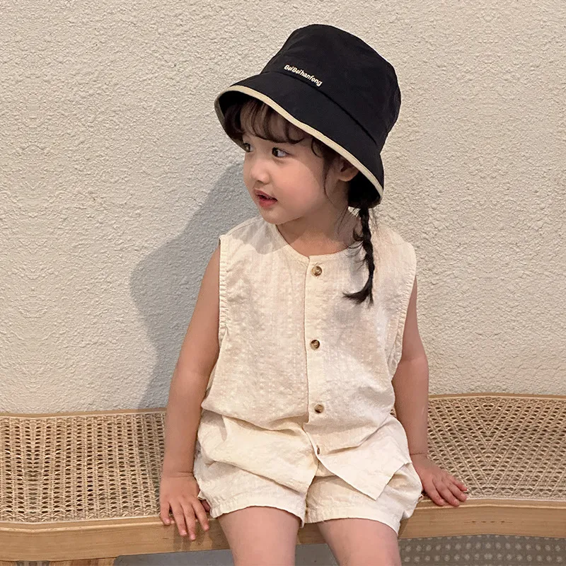Completo estivo per bambini in puro cotone, sottile, gilet e pantaloncini, traspirante, leggero e confortevole.
