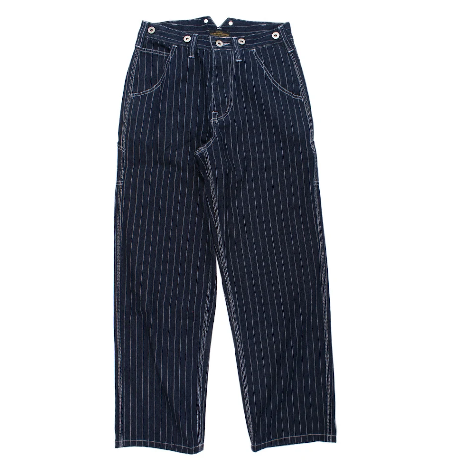 Salopette in denim a righe, modello railway, dal taglio ampio e confortevole. Perfetta per un look casual e rilassato, ideale per ogni occasione.