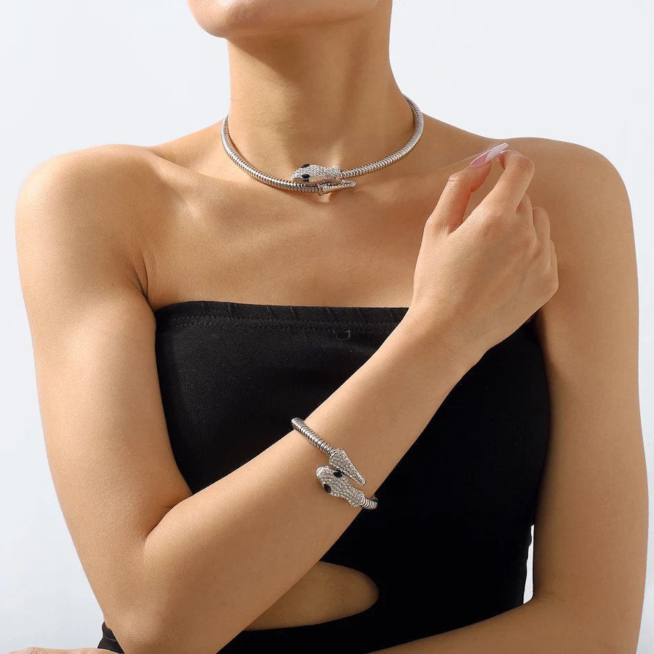 Damen Retro-Halskette mit übertriebener Schlangenform Verleihen Sie Ihrem Outfit einen Hauch von Kühnheit mit dieser auffälligen Kette, ideal für jeden Anlass.