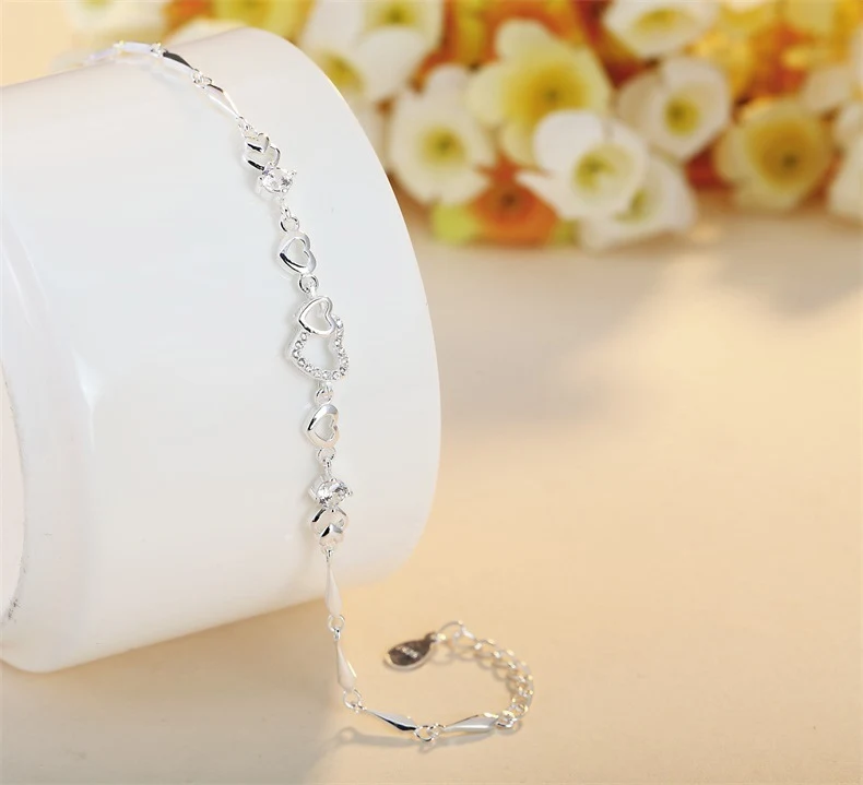 Sterling Silber Herz Damen Armband. Ein schönes Geschenk für Frauen, das Herzdesign symbolisiert Liebe und Zuneigung.