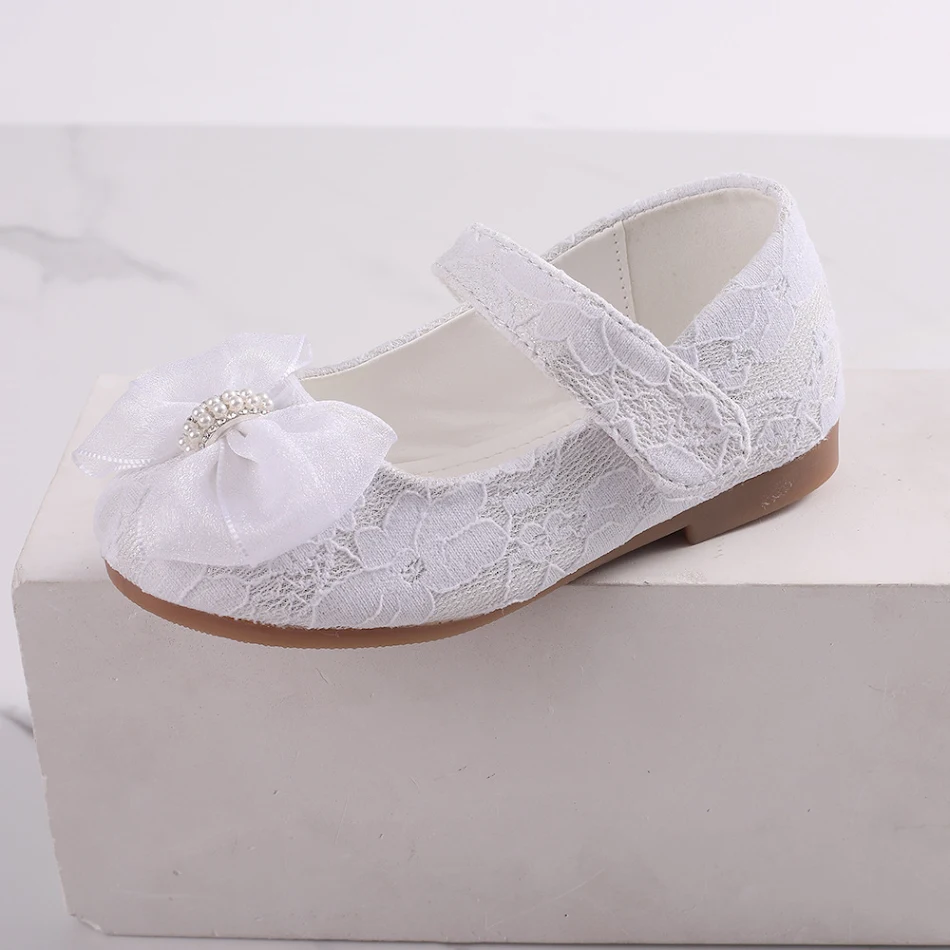 Prinsessen schoenen met strik en kant voor bloemenmeisjes. Comfortabel en charmant voor bruiloften en speciale gelegenheden.