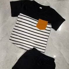 Traje de niño con shorts a rayas y manga corta con bolsillo, perfecto para jugar y lucir fresco, cómodo y con estilo casual.
