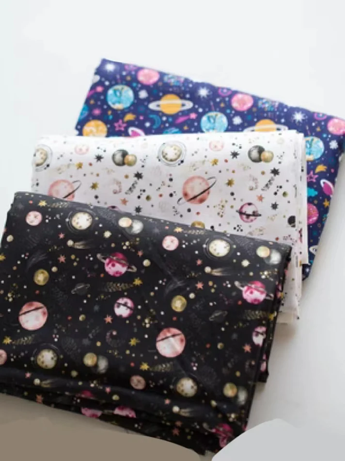 Digital bedruckter Patchwork-Stoff aus Baumwolle, Kunst-Universum, Sternenhimmel, ideal für kreative Nähprojekte, Basteln und Quilten.