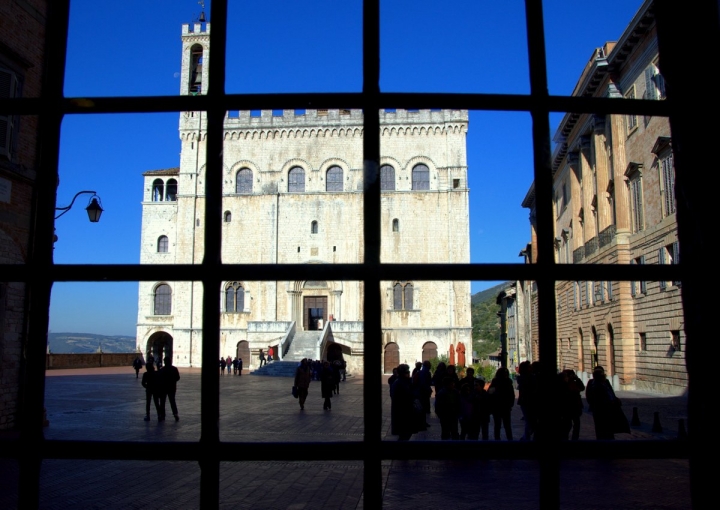 Un'occhiata su Piazza Grande di  cristina masoni