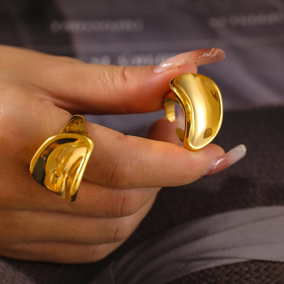 Joias Espelho 18K Ouro Estilo Frio. Descubra a elegância atemporal e o luxo. Design moderno, beleza natural realçada. Adicione brilho ao seu visual diário.