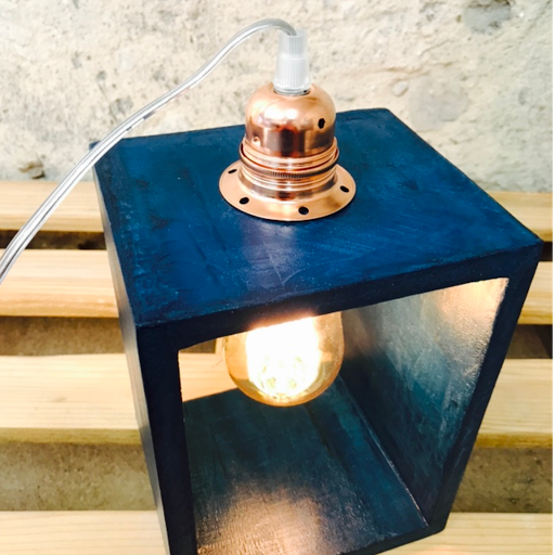 lampe béton couleur bleu canard avec douille à la finition cuivre et à son ampoule vintage à filament style edison