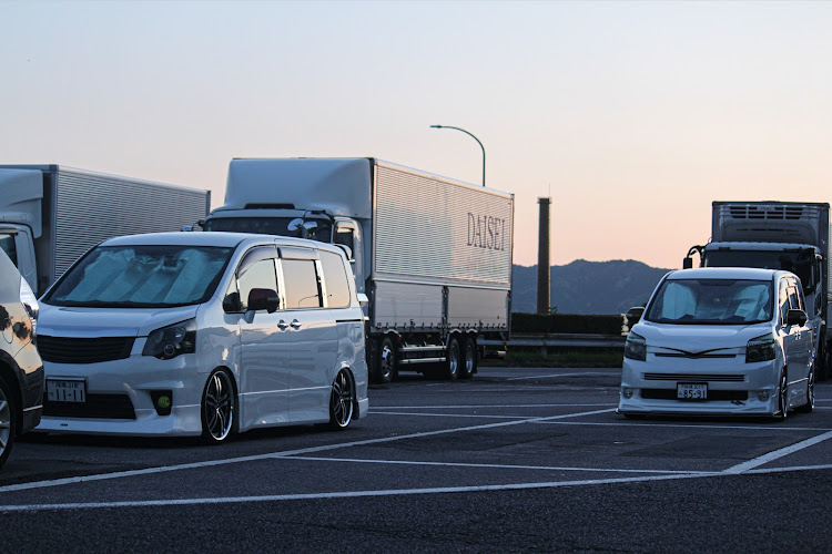 ノアのpetanco works・G.K.J Style.・4"86spec・低くそうで低くない少し低い車・GWに関するカスタム事例の投稿画像3枚目