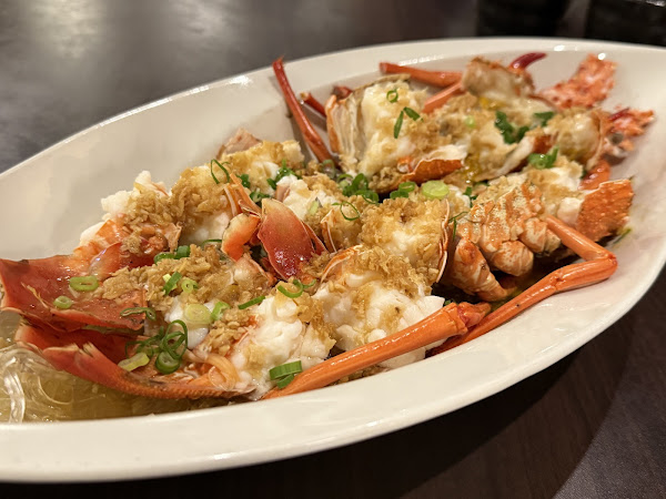 七人以上訂位只能選擇無菜單合菜形式
一人訂金500，一定要準時一個月前就電話訂位
不然太常被包場，容易訂不到QQ

無菜單有三種價位，這次直上最高價$1800/人
餐廳表示會以當天食材做菜單設計規劃
