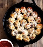 Pull-Apart Gluten Free Garlic Knots was pinched from <a href="http://glutenfreeonashoestring.com/pull-apart-gluten-free-garlic-knots/" target="_blank">glutenfreeonashoestring.com.</a>