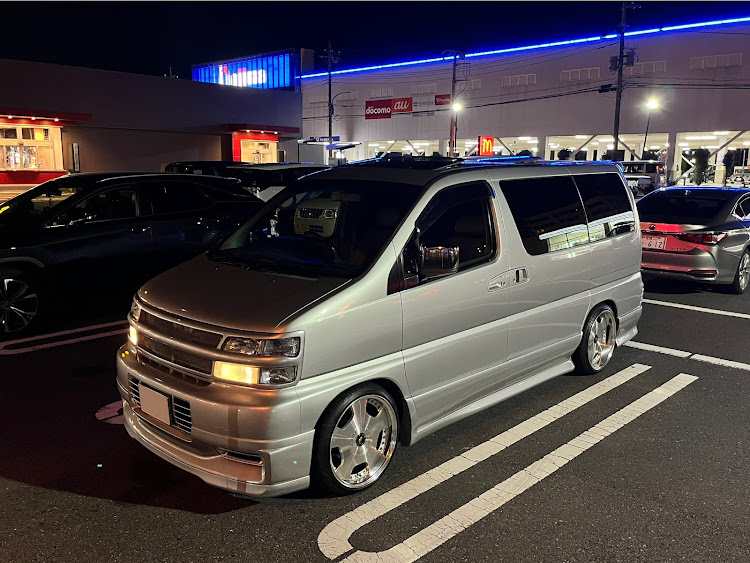 エルグランドのエルグランドE50・ハイウェイスター・ロデオドライブ・車高チョイ下げ・ファブレスに関するカスタム事例の投稿画像1枚目