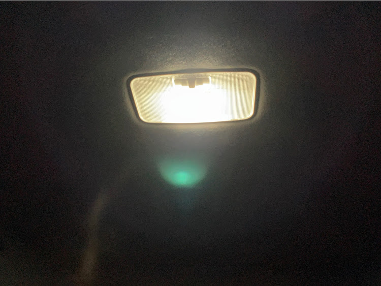 ヤリスクロスのルームランプ交換・DIY・LEDバルブに交換・純正じゃあ暗いに関するカスタム事例の投稿画像5枚目