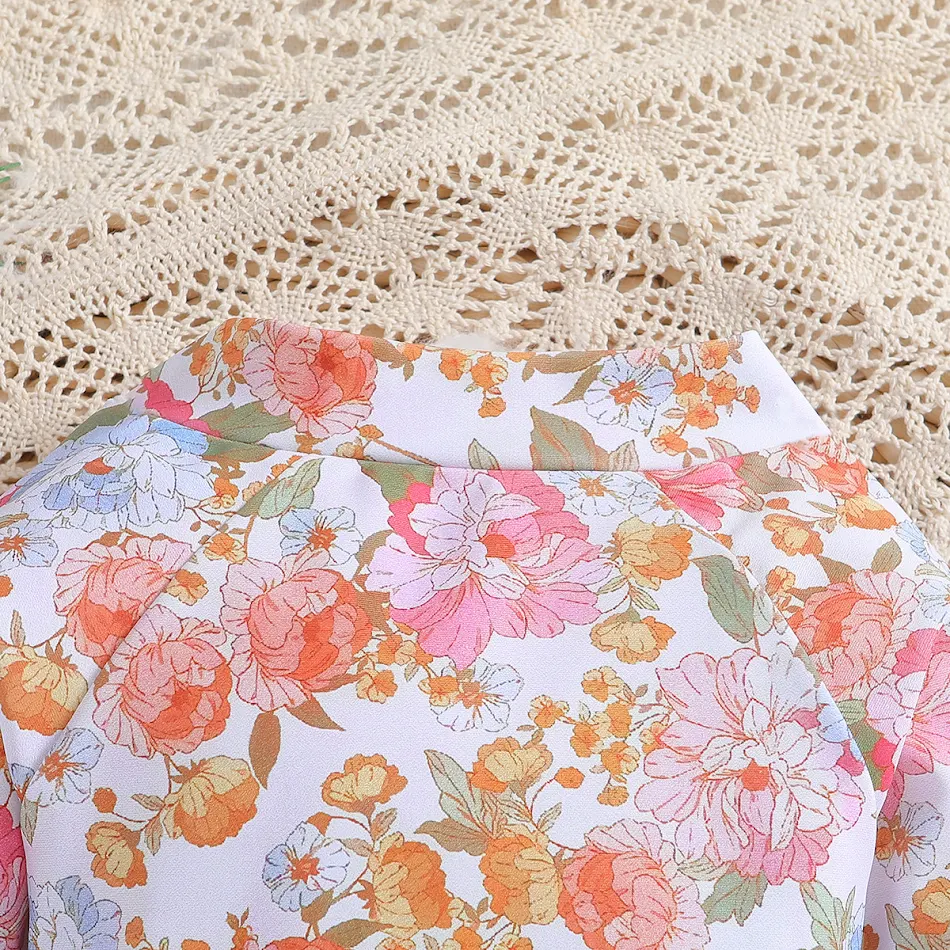 Kinder badpak met lange mouwen en print. Bescherming tegen de zon en comfort tijdens het zwemmen en spelen in het water. Ideaal voor de zomer.