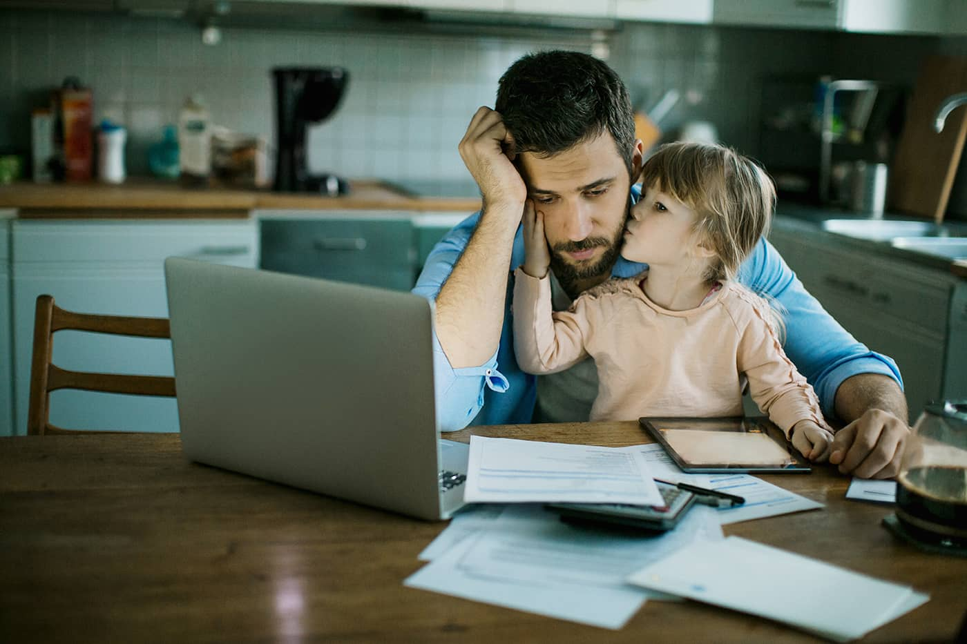 Родители одиночки. Отец одиночка. Одинокие отцы воспитывающие детей. Мужчина с ребенком. Отец и дочь 3д