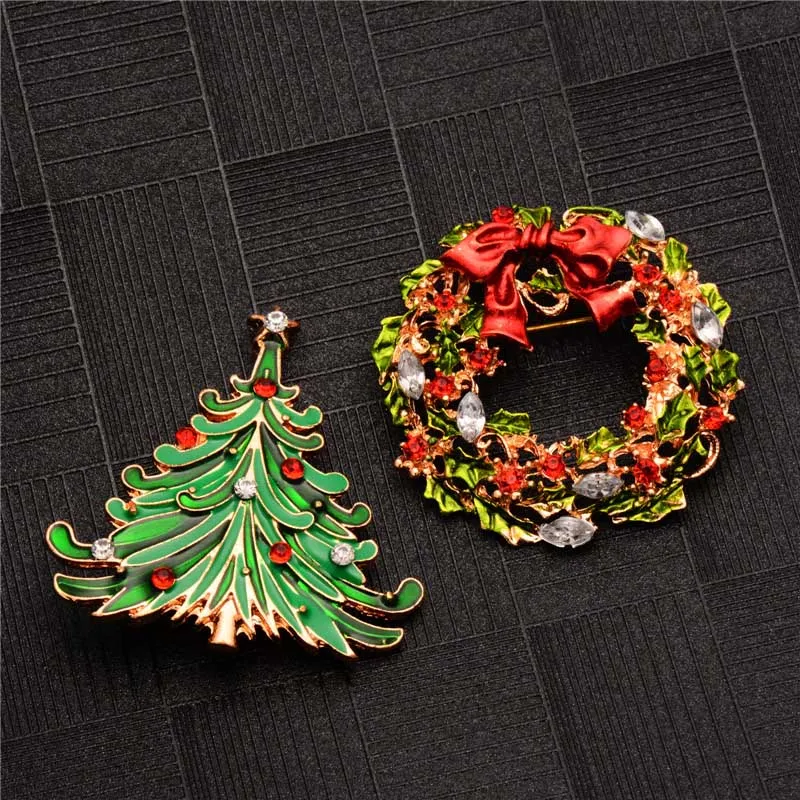 Brosche mit Anstecknadel für Weihnachten. Schmuckstück, das Ihre Weihnachtsoutfits verschönert. Feiern Sie mit Stil und festlichem Glanz.