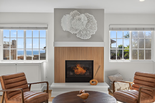 living room with fireplace and sea view - Buy this luxury house in Ventura, 4 bedrooms