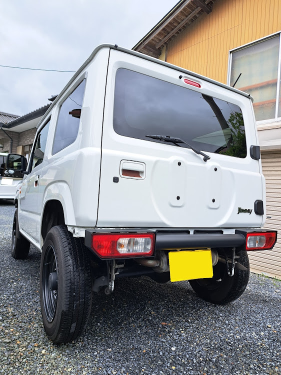 ジムニーのジムニーjb64・klc・ロゴプレートはずし・シロジムニー・DIYに関するカスタム事例の投稿画像4枚目