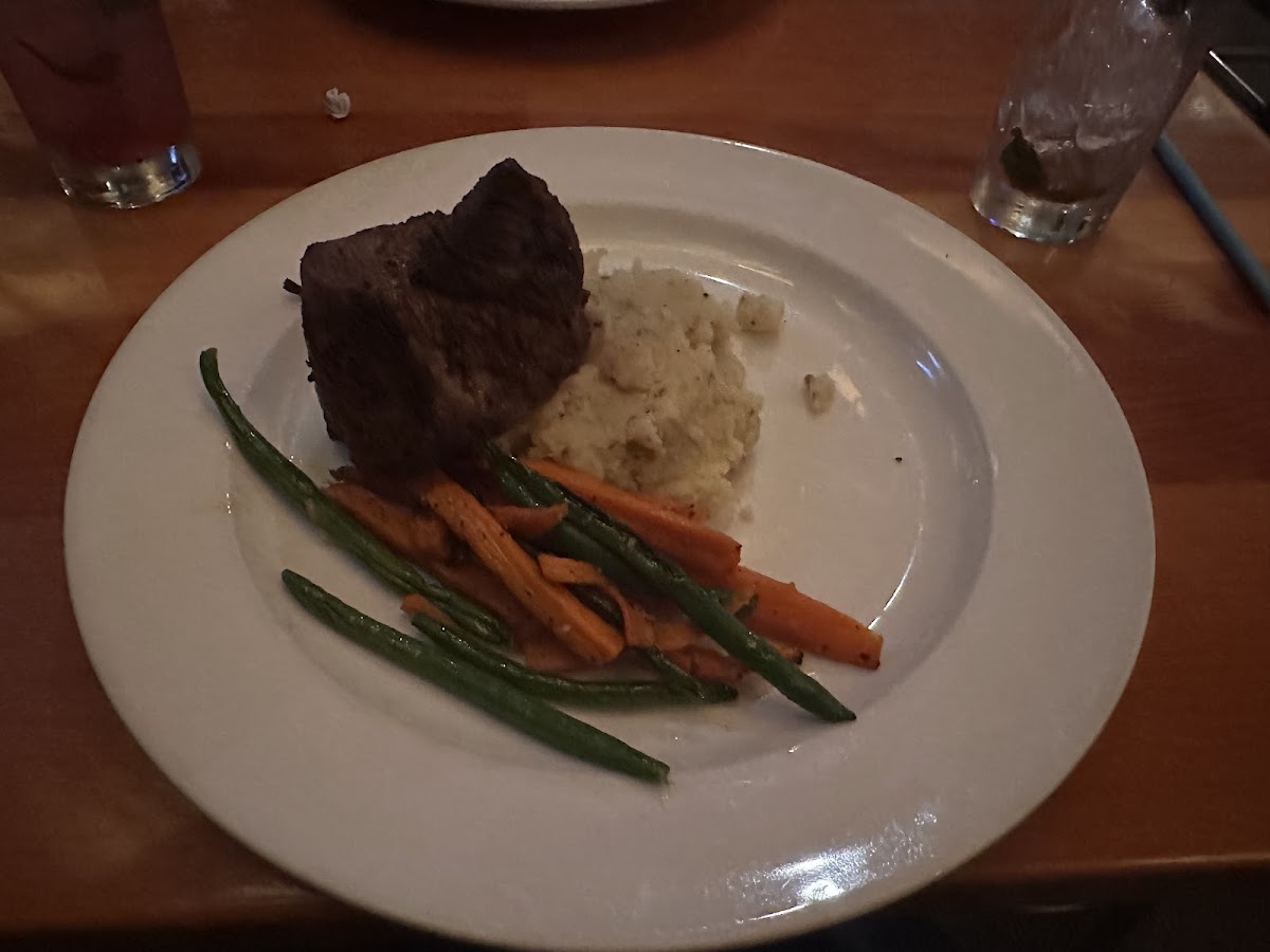 8oz Steak, Garlic Mash & Seasonal Vegetables