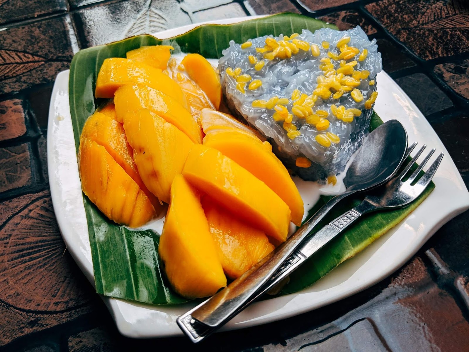 mango sticky rice, thai traditional dessert, sweet dish, coconut milk, mangoes, roasted white sesame seeds, banana leaf