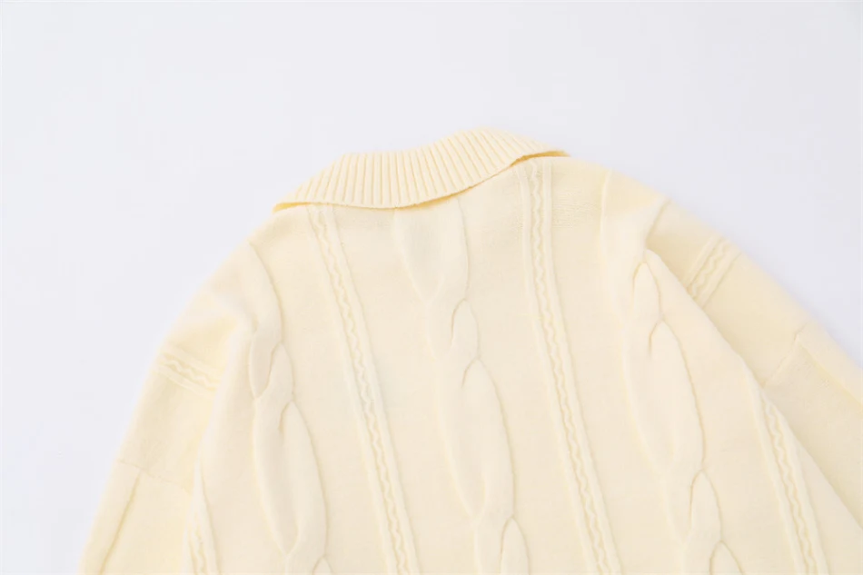 Maglione semplice da uomo con risvolto ricamato. Comodo e stilato, un capo senza tempo, perfetto per un look casual elegante e versatile.