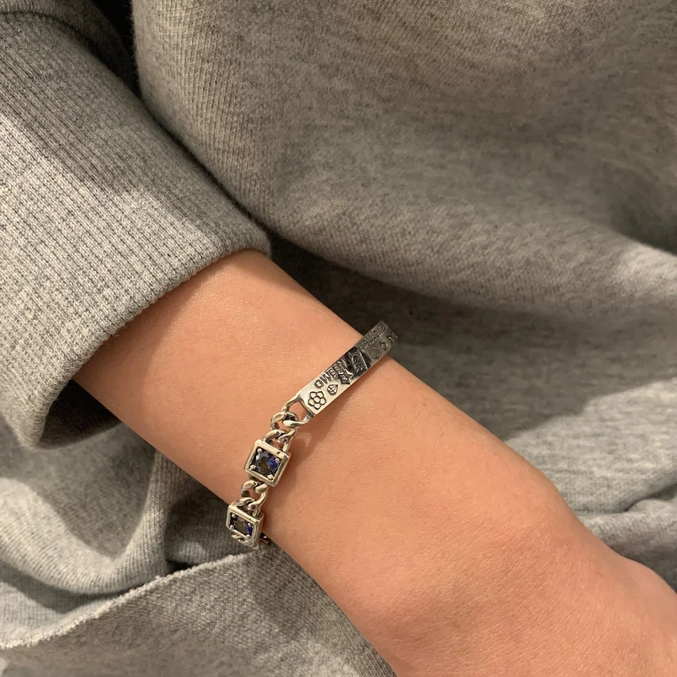 Pulsera de mujer con costuras plateadas Estilo Retro Elegante Un accesorio de moda atemporal que realza cualquier atuendo con un toque vintage y sofisticación.