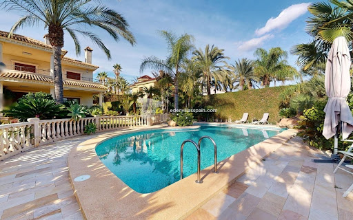 Maison avec piscine et jardin 1