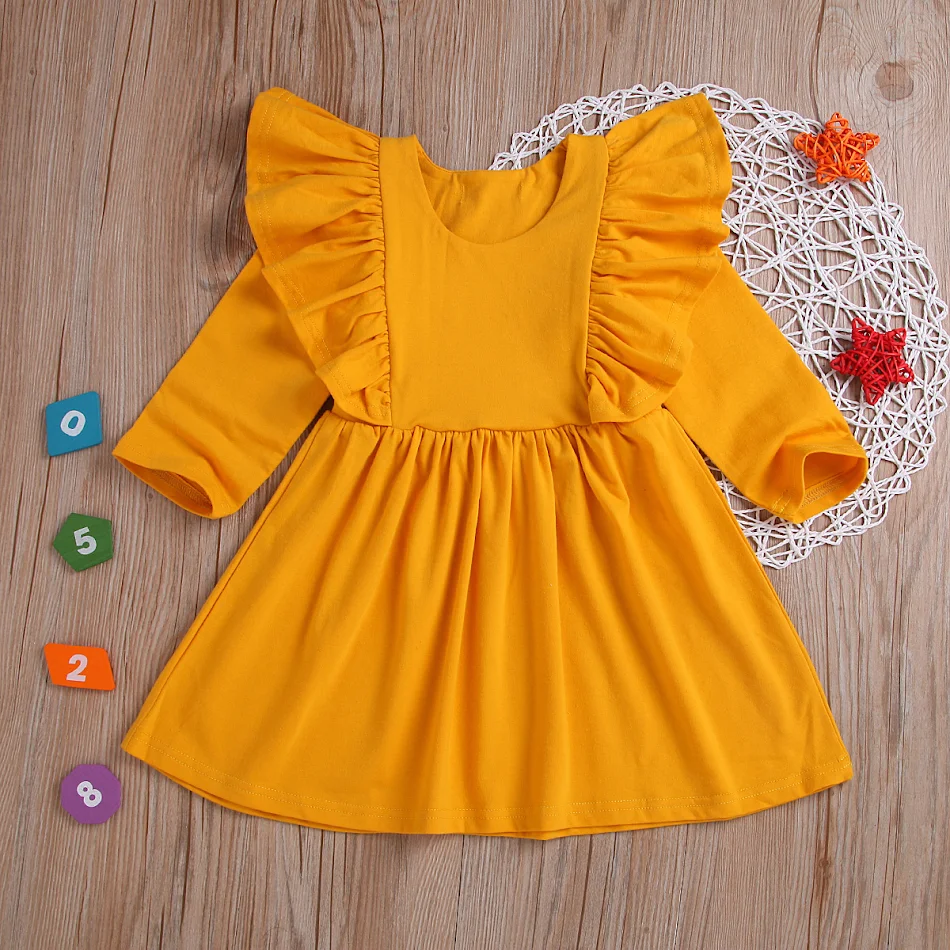 Robe princesse fille manches longues en dentelle, idéale pour les occasions spéciales, mariages et cérémonies. Élégante et confortable.