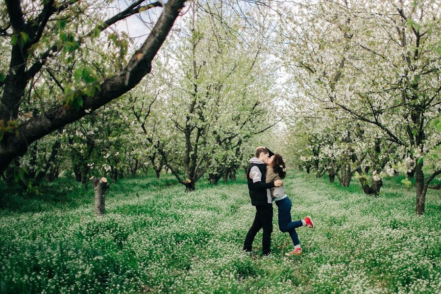 Fotógrafo de casamento Valeriy Skurydin (skvalval). Foto de 6 de maio 2015