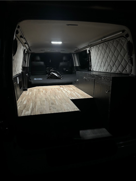 ハイエースバンのハイエース・車中泊仕様・DIY・ベッドキット自作に関するカスタム事例の投稿画像1枚目
