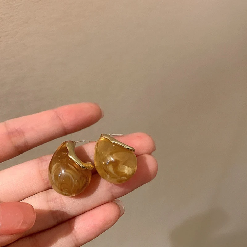 Boucles d'oreilles goutte géométriques en résine acrylique et métal, un accessoire tendance pour rehausser votre style quotidien avec élégance.