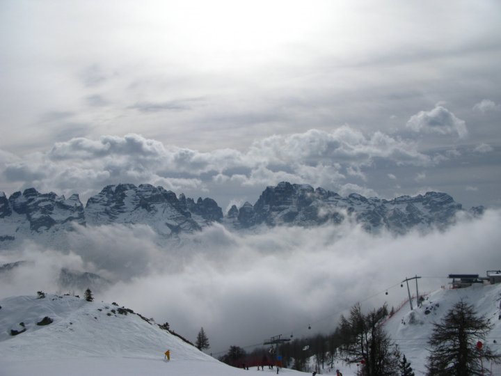 Neve, nuvole, monti...e nuvole di Andrea Venturelli