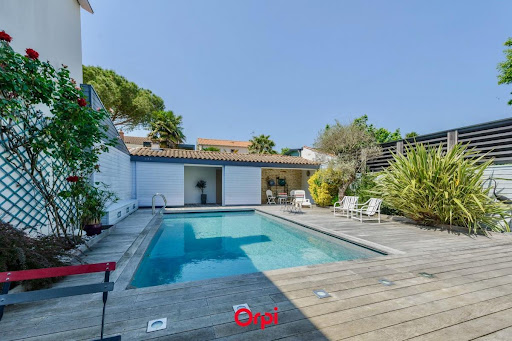 Propriété avec piscine 1