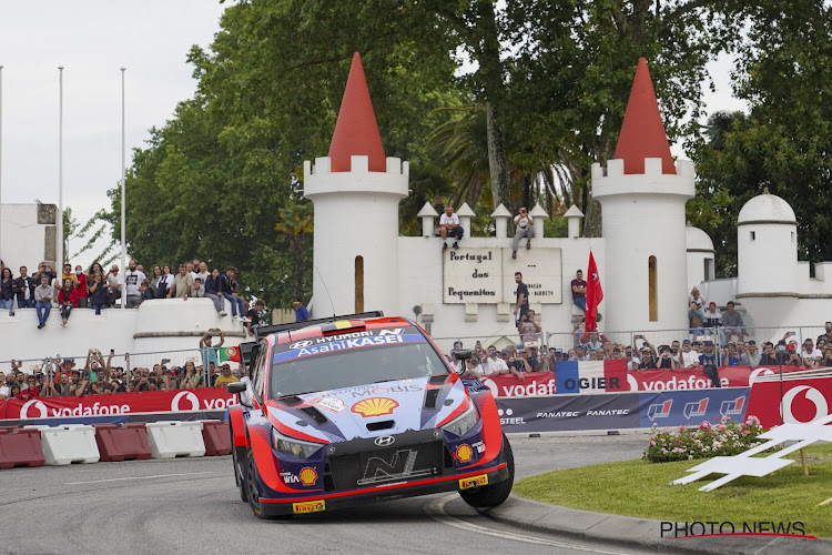 Thierry Neuville wint korte eerste rit in rally in Zuid-Europa en gaat dan ook meteen aan de leiding