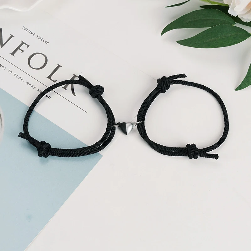 Bracelet Pendentif avec Deux Aimants Demi-Coeur pour Couples Amoureux Symbole d'Amour Éternel Cadeau Romantique Idéal