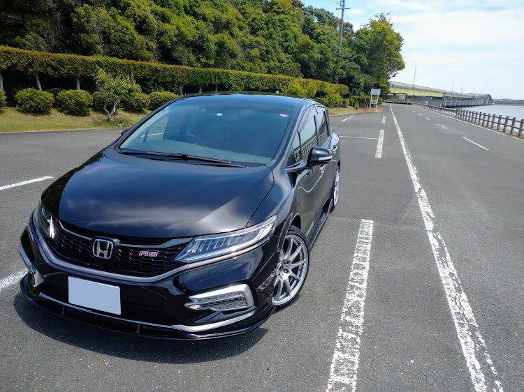 ジェイドの洗車・山と干潟・駐車場貸切状態・光キズが沢山に関するカスタム事例の投稿画像2枚目