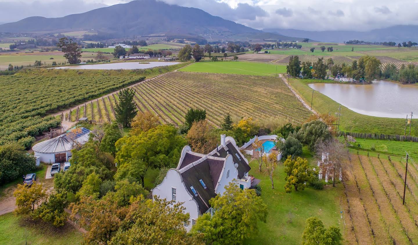 Farm house with garden and pool Wellington