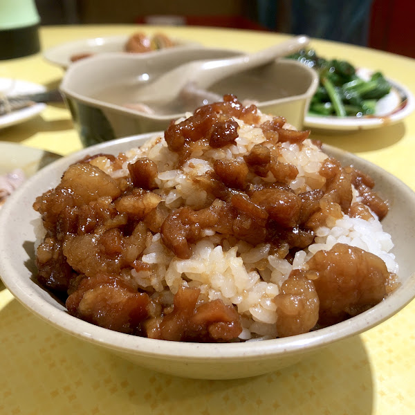 🐷魯肉飯(大)$30
🐟鹹水吳郭魚$50
🥩蒜泥白肉$40
🐔香菇雞湯$40
🥬燙青菜$30
🍢油豆腐$10
🍳滷蛋$10

三重人無所不知的魯肉飯
店小二、今大都是在地美食
兩家的口味