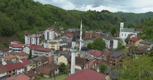 Pojačane mere u Srebrenici, osim zvaničnika RS, u grad stigao i premijer FBiH Nermin Nikšić