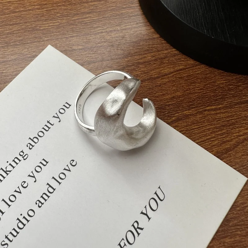 S925 Sterling Zilver Design Ring met matte textuur. Stijlvolle ring voor dagelijks gebruik, perfect voor een verfijnde look.