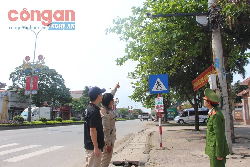 Công an thị trấn Diễn Châu cùng với đơn vị vận hành kiểm tra camera                   lắp đặt tại các địa bàn