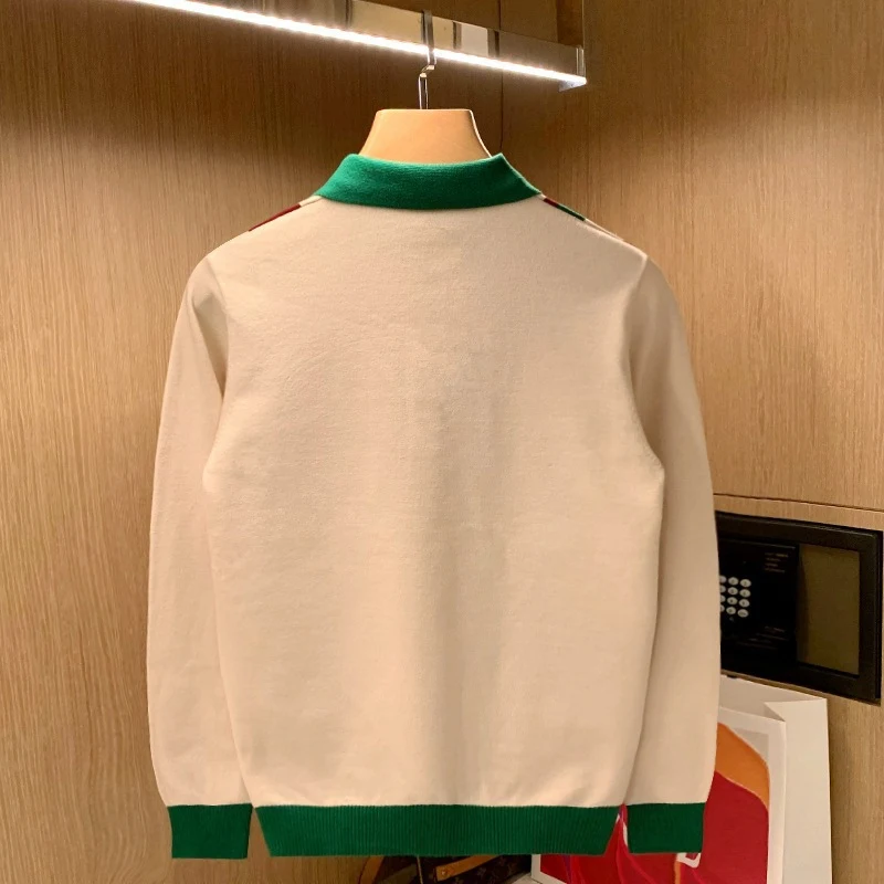 Suéter largo de punto a rayas verticales para jóvenes con solapa y combinación de colores, ideal para un look moderno y abrigado.