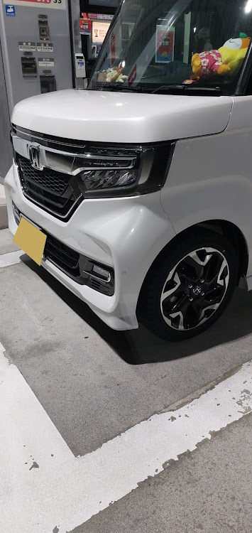 Nボックスカスタムの#ホンダ・エヌボックスカスタムjf3・ガソリンスタンドは盛れる・クルマ好きと繋がりたい・新品タイヤ＆ホイールに関するカスタム事例の投稿画像1枚目