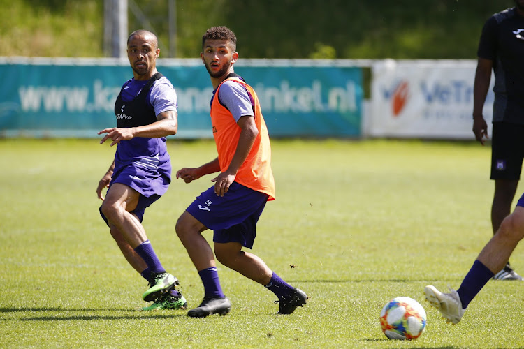 Jeugdspeler hoopt op definitieve selectie voor A-kern Anderlecht: "Voor een back gaat er een heel nieuwe wereld open onder Kompany"