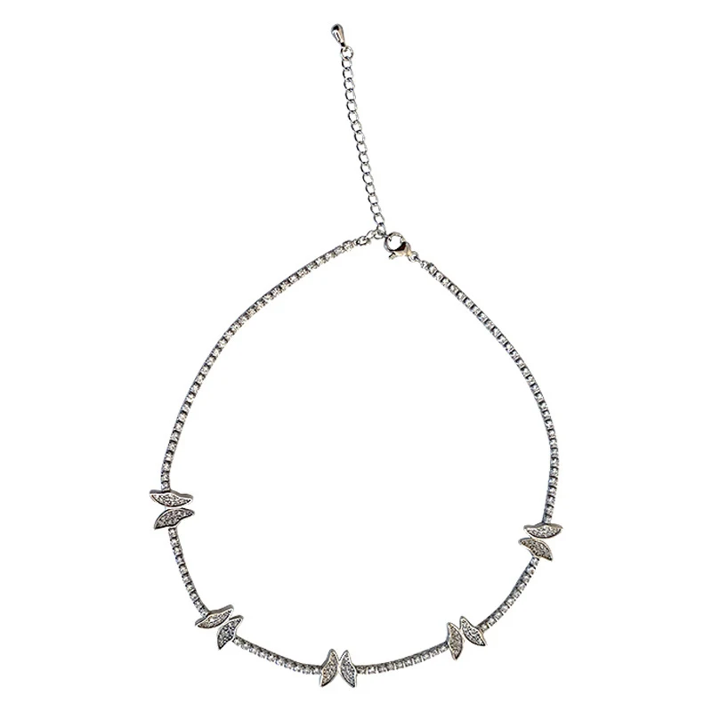Collier papillon micro zircon serti de diamants complets, simple et gracieux, pour une élégance discrète.