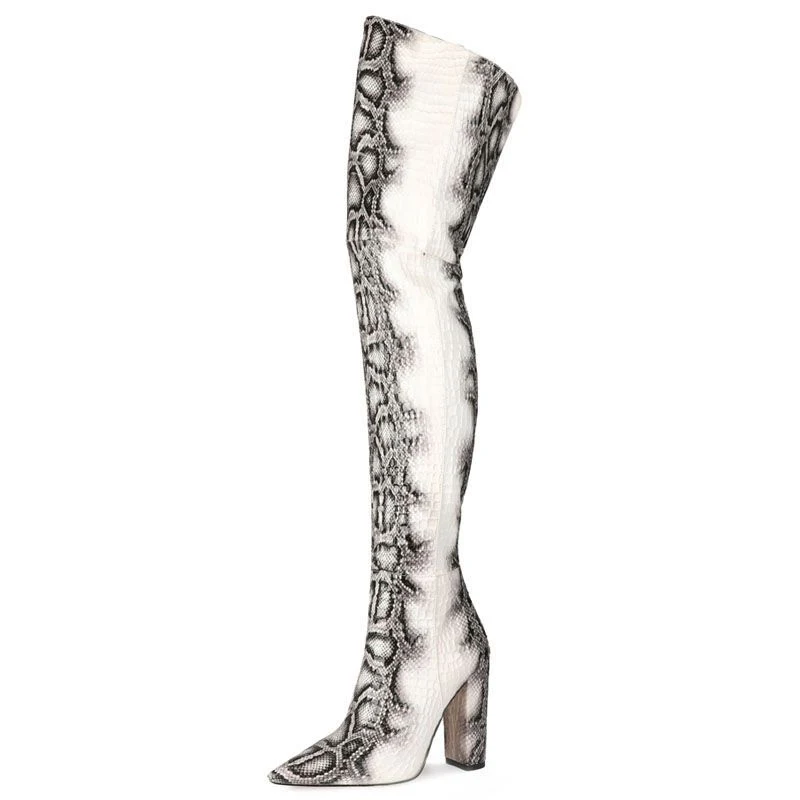 Bottes hautes au dessus du genou en peau de serpent pointues grande taille. Élégance et confort assurés. Un look audacieux et féminin.