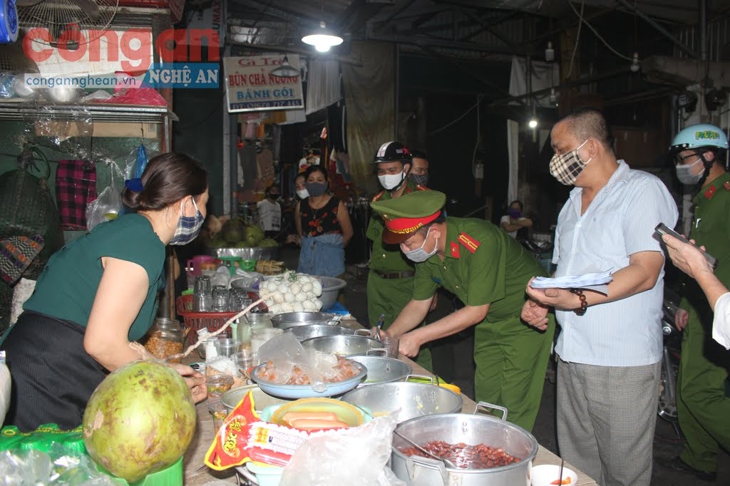 Lực lượng công an dến tận sạp bán hàng để vận động người dân ký cam kết nghỉ bán để chống dịch